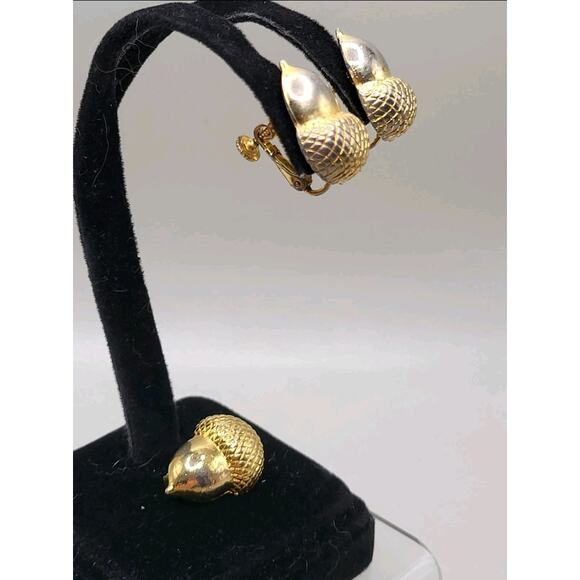 Vintage 1960s Gold Tone Acorn Brooch & Screw Back Earrings Set Patent 3176475 - Picture 4 of 10